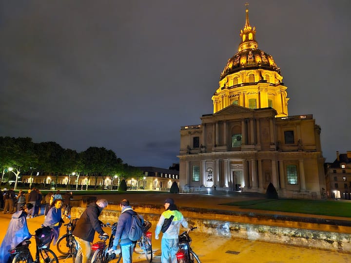 Discover the charms and secrets of Paris at night