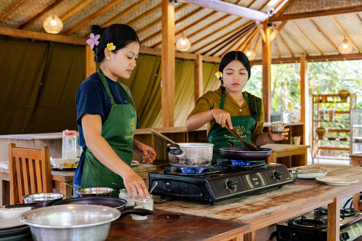 Ubud: Organic Balinese Farm-to-Table Cooking
