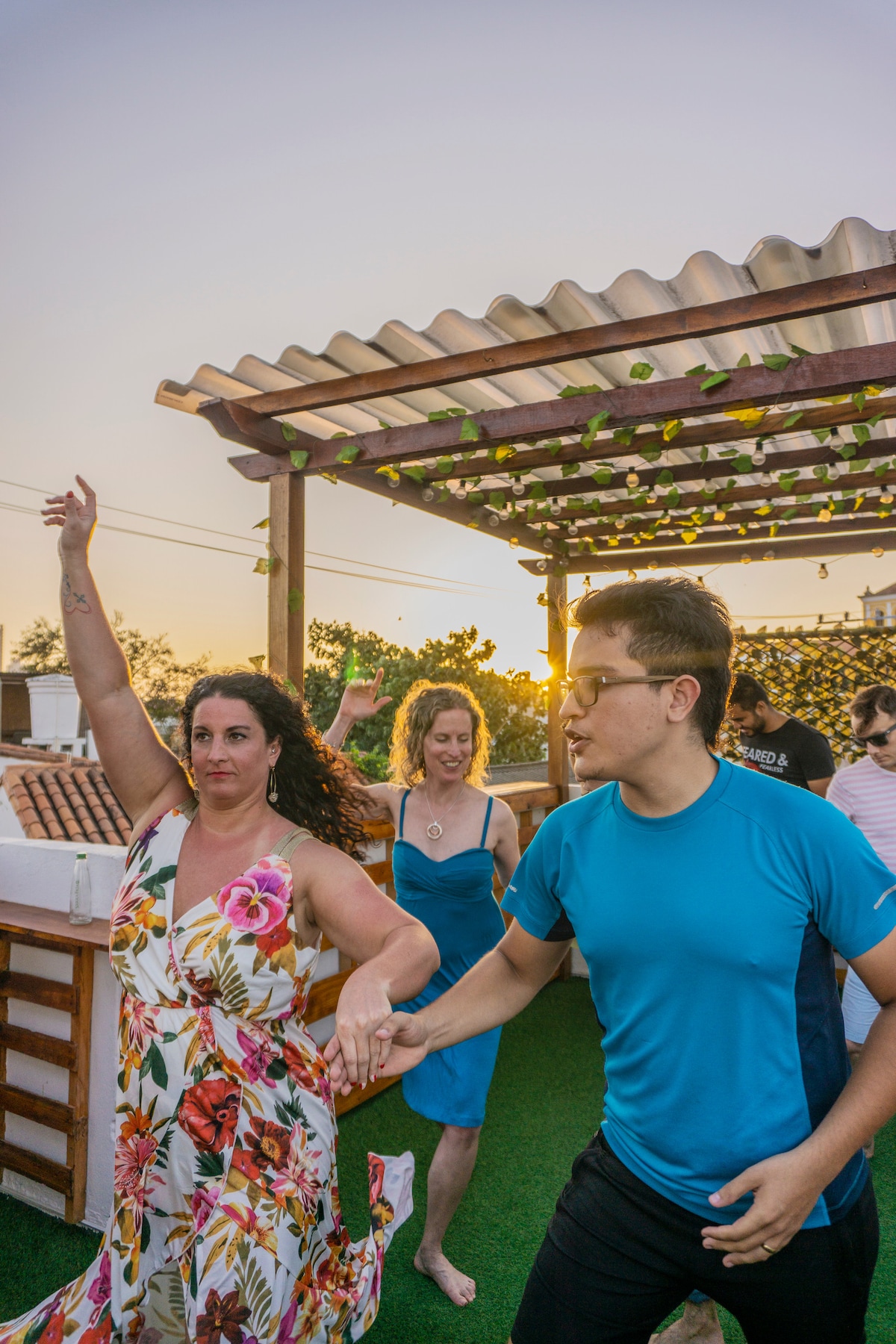 Cours de danse sur un toit secret au coucher du soleil