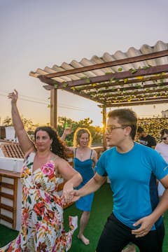 Clase de baile en una azotea secreta al atardecer