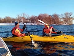 Tour de invierno en kayak por el centro de Estocolmo