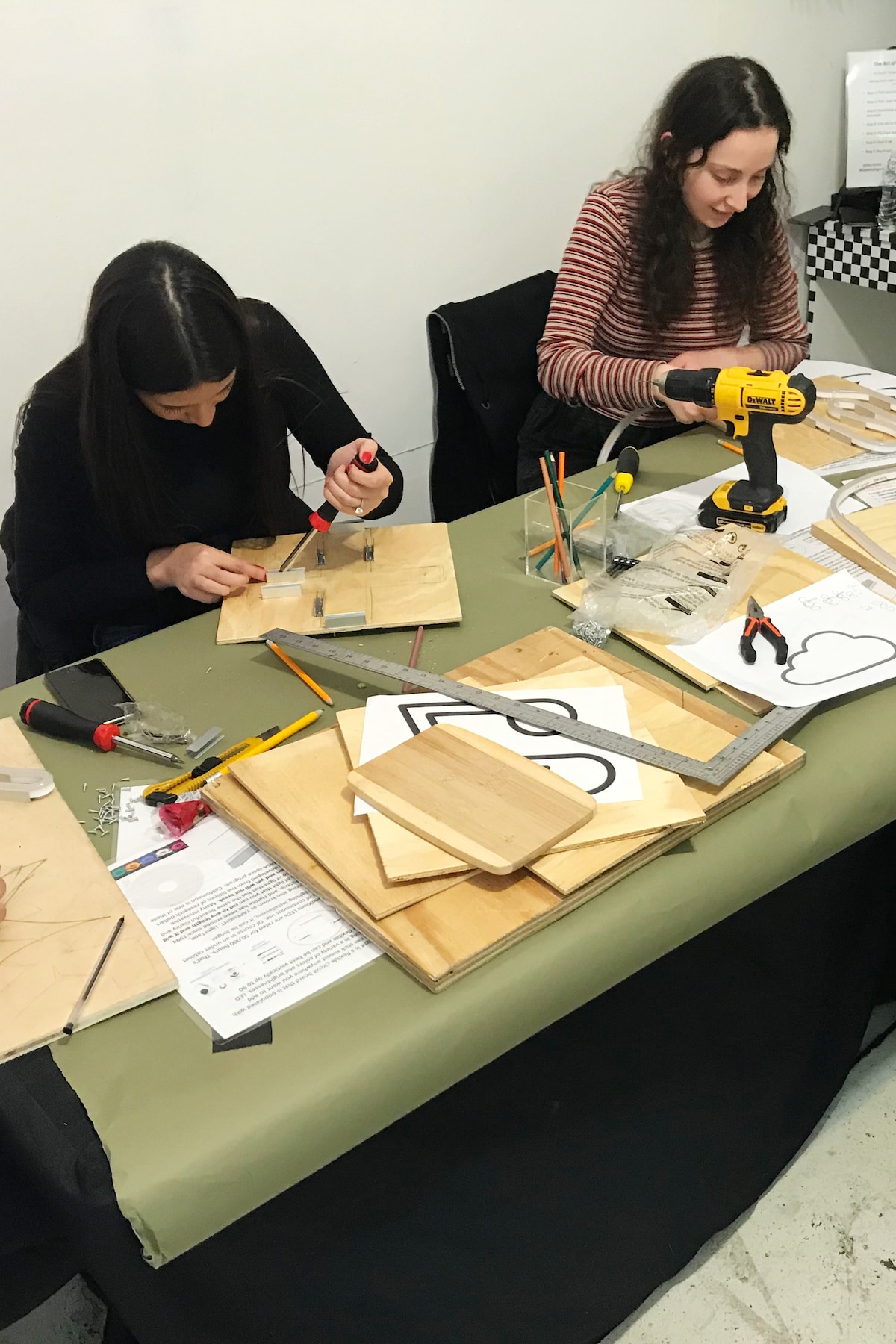 在艺术工作室制作 LED 霓虹灯标志