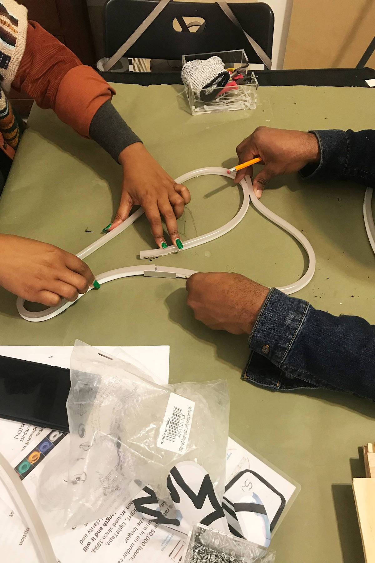 在艺术工作室制作 LED 霓虹灯标志