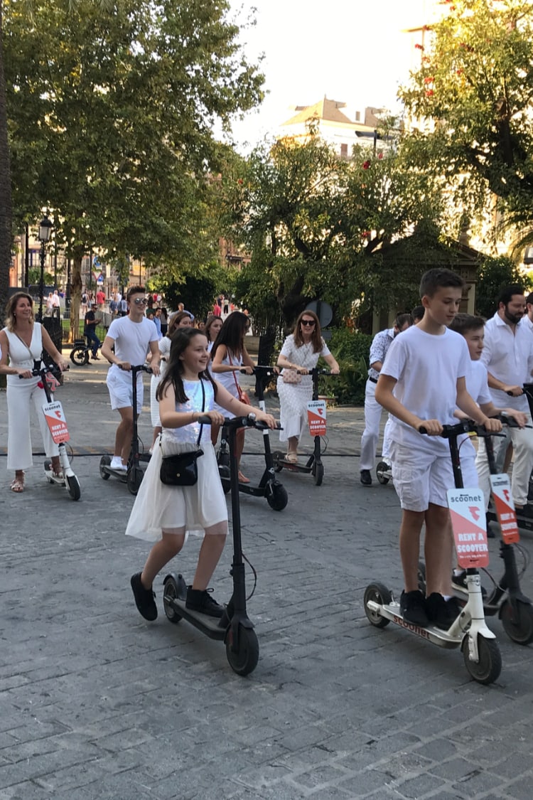 品尝西班牙塔帕斯小吃，骑滑板车探索城市生活
