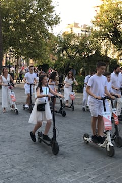 Опитайте испански тапас и разгледайте града със скутер