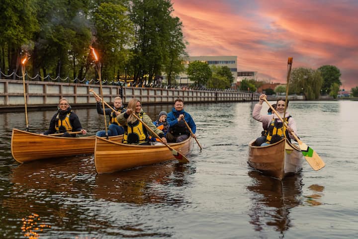 Klaipeda: visita guiada nocturna en canoa de madera