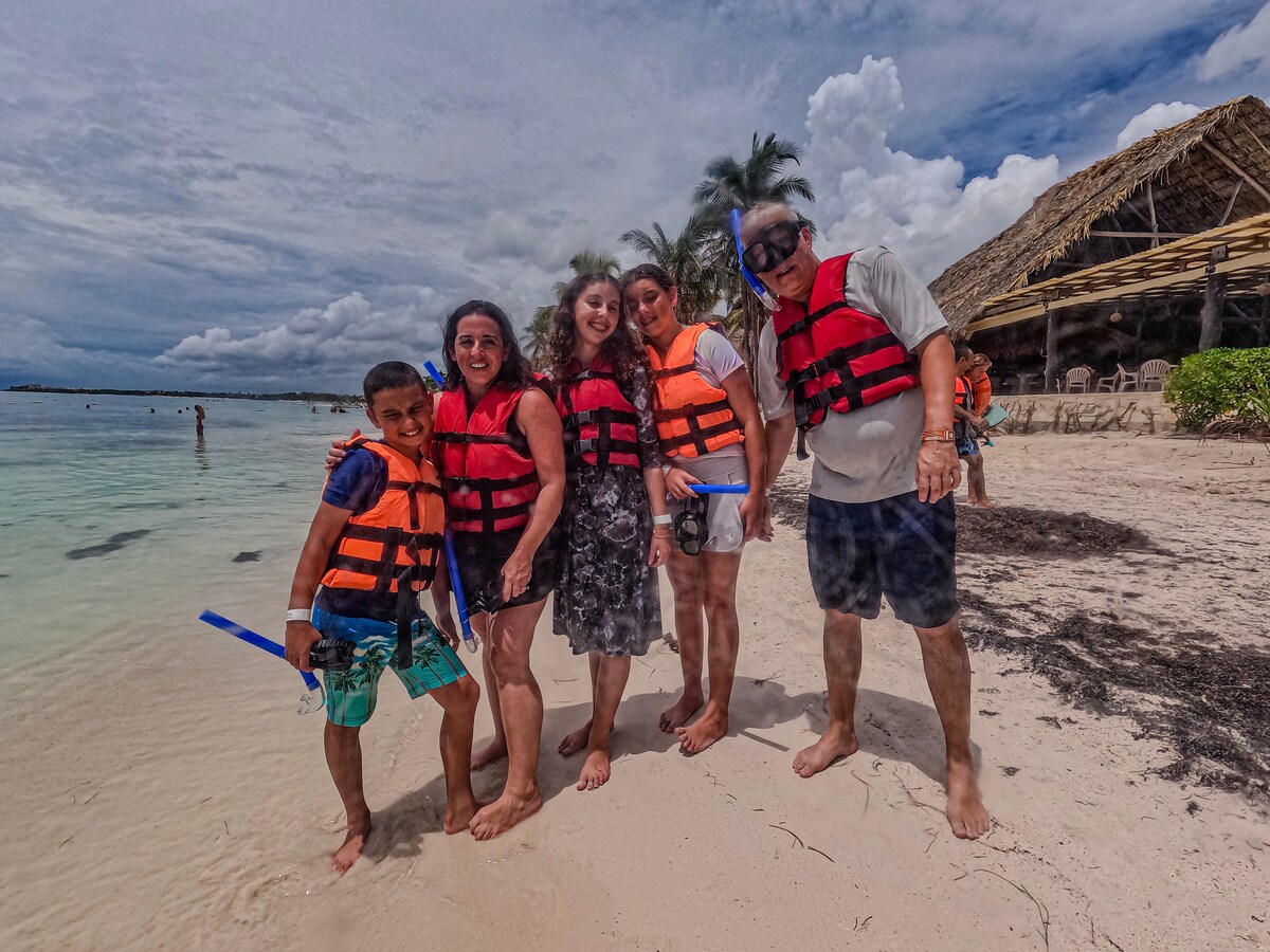 Akumal turtle sanctuary: local guides