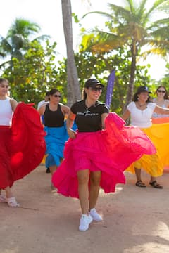 Clase de bomba puertorriqueña en la playa con música en vivo