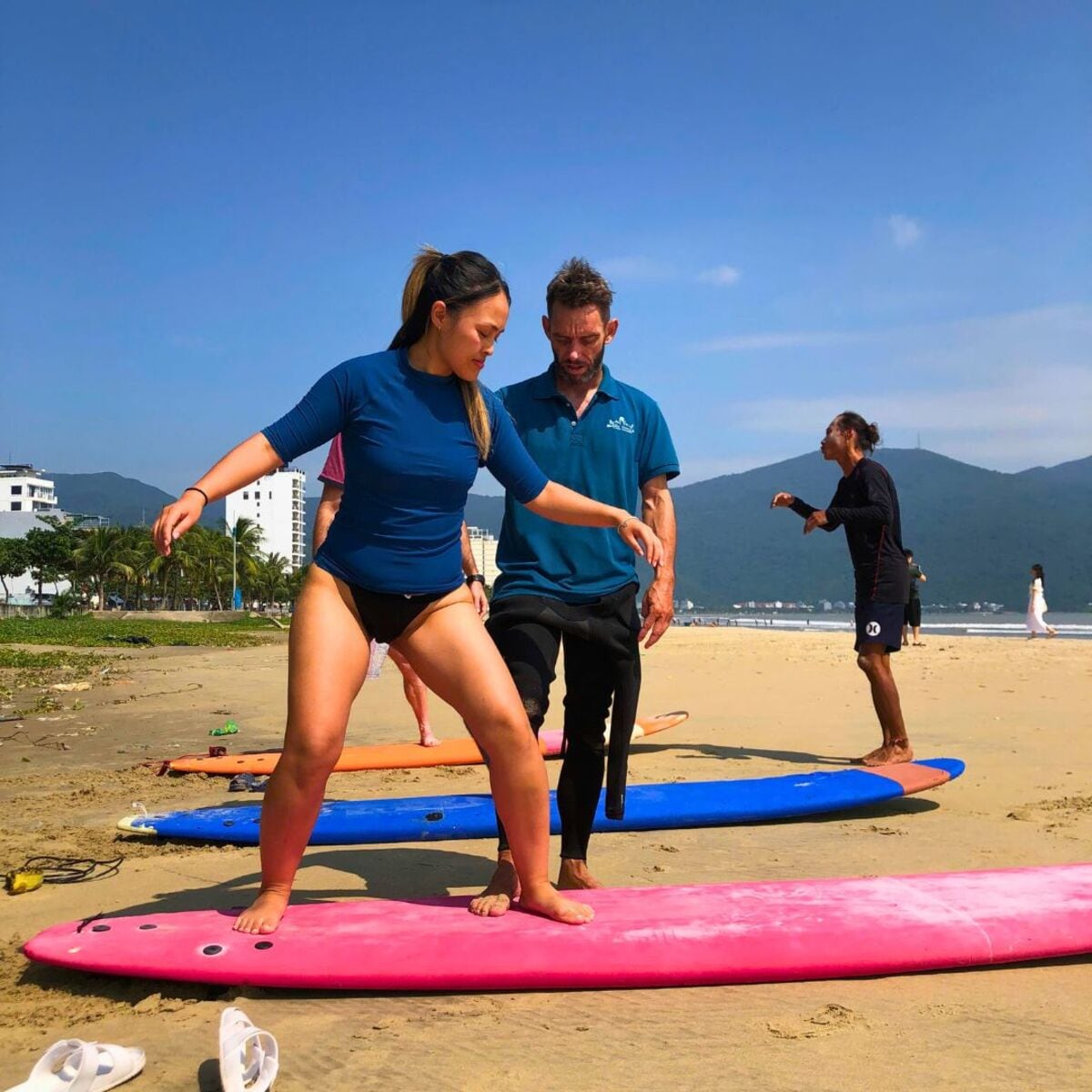 One Hour Surf Lesson and Two Hours Surfboard Renta