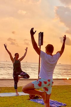Yoga consciente en la playa y al atardecer