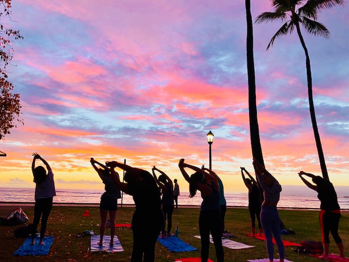 Beach & Sunset Yoga Waikiki - mindful Island