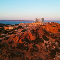 La costa de Atenas y el templo de Poseidón al atardecer con un dron