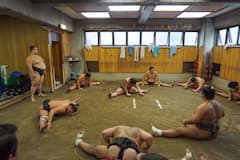 Ochtendoefening van sumoworstelaar in Oshiage