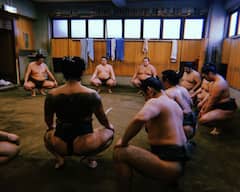 Ochtendoefening van sumoworstelaar in Oshiage