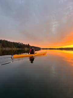 Paseo en kayak al atardecer y fika en el archipiélago