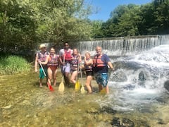 Pagayez dans les eaux émeraude de la Sorgue