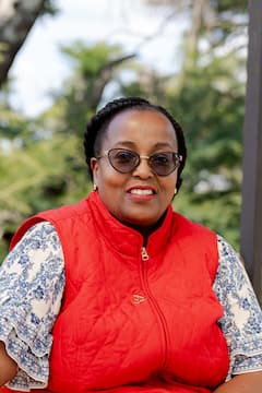 Tuesta café y visita una plantación de propiedad keniana