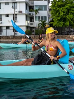 Kayak en la pintoresca laguna del Condado