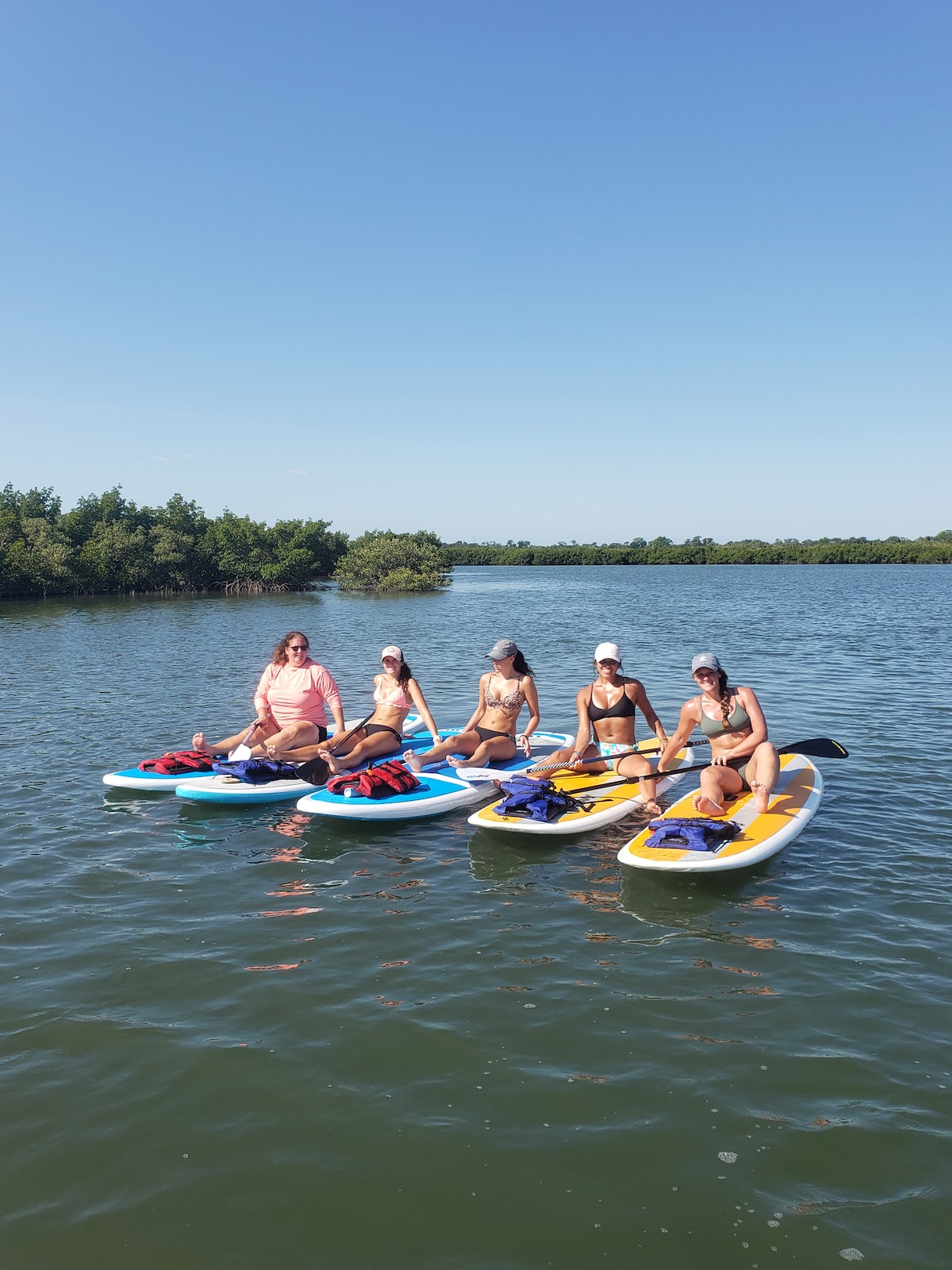 Paddleboard bei Sonnenuntergang im Intracoastal Waterway