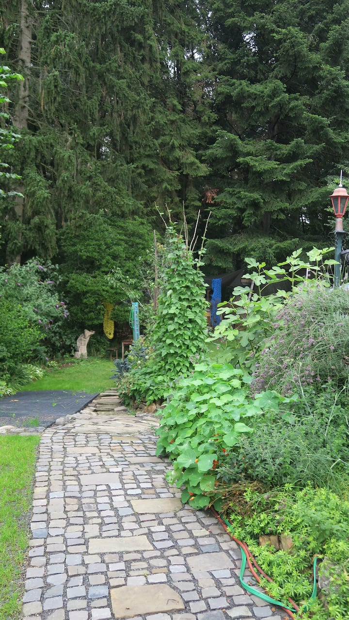 Моделиране на скулптури в студиото на открито