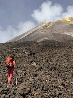 埃特纳火山隐秘瑰宝徒步之旅：Valle Bove 和熔岩隧道（含装备）