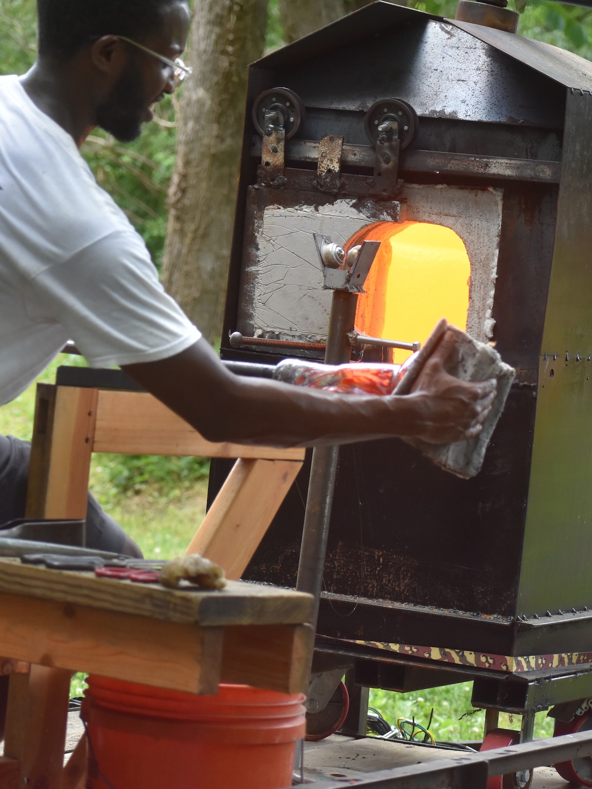 Make glass art with a skilled artist