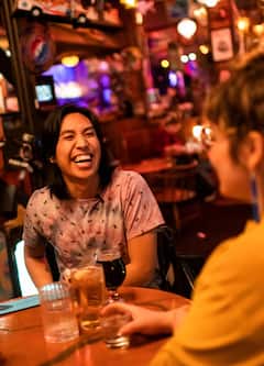 Tournée des bars insolites avec un habitant passionné