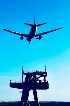 Observa aviones a una distancia muy corta