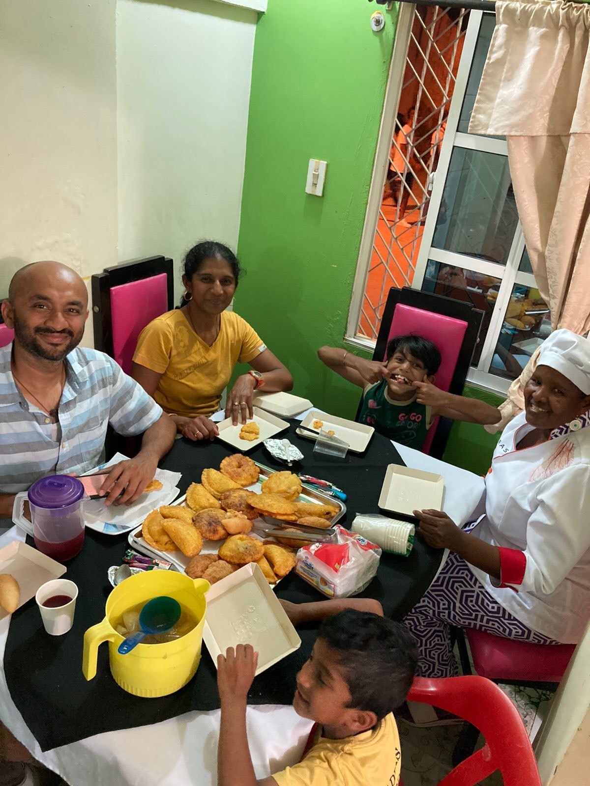 Prepare fritos cartageneros in the neighborhood