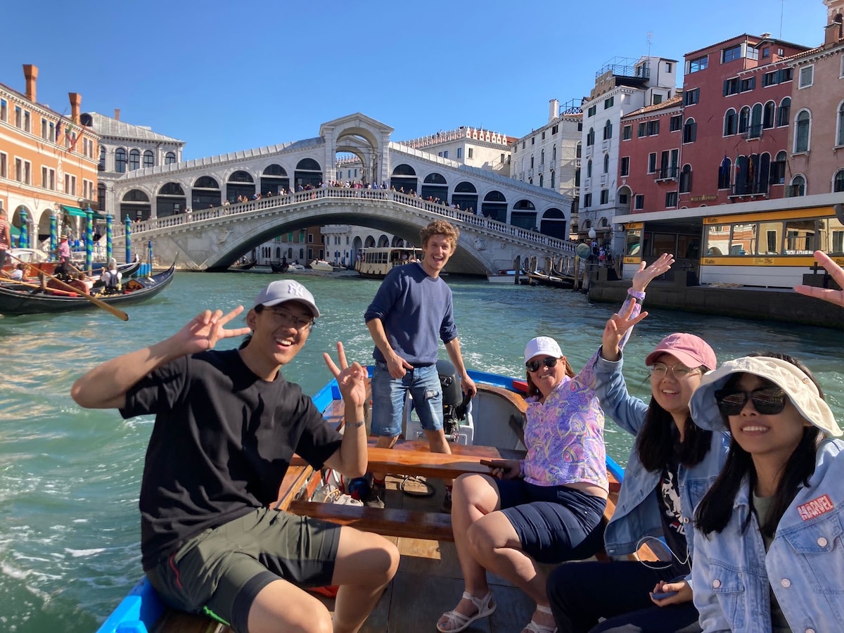 Erkunde die venezianischen Kanäle mit dem Holzboot