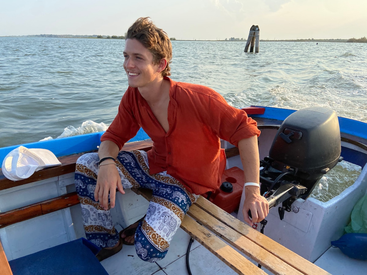 Erkunde die venezianischen Kanäle mit dem Holzboot