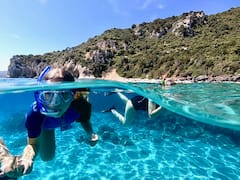 Разгледайте пещерите и заливите на Кала Гоне