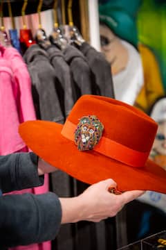 Crea sombreros a medida en un taller parisino