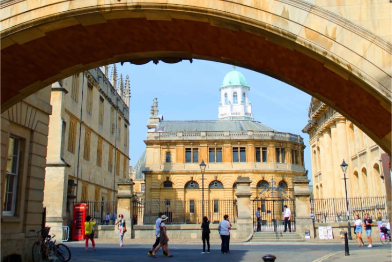 Oxford’s amazing sights with a local guide