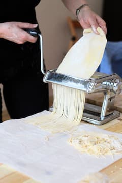 揉面、成型和烹饪匈牙利意面
