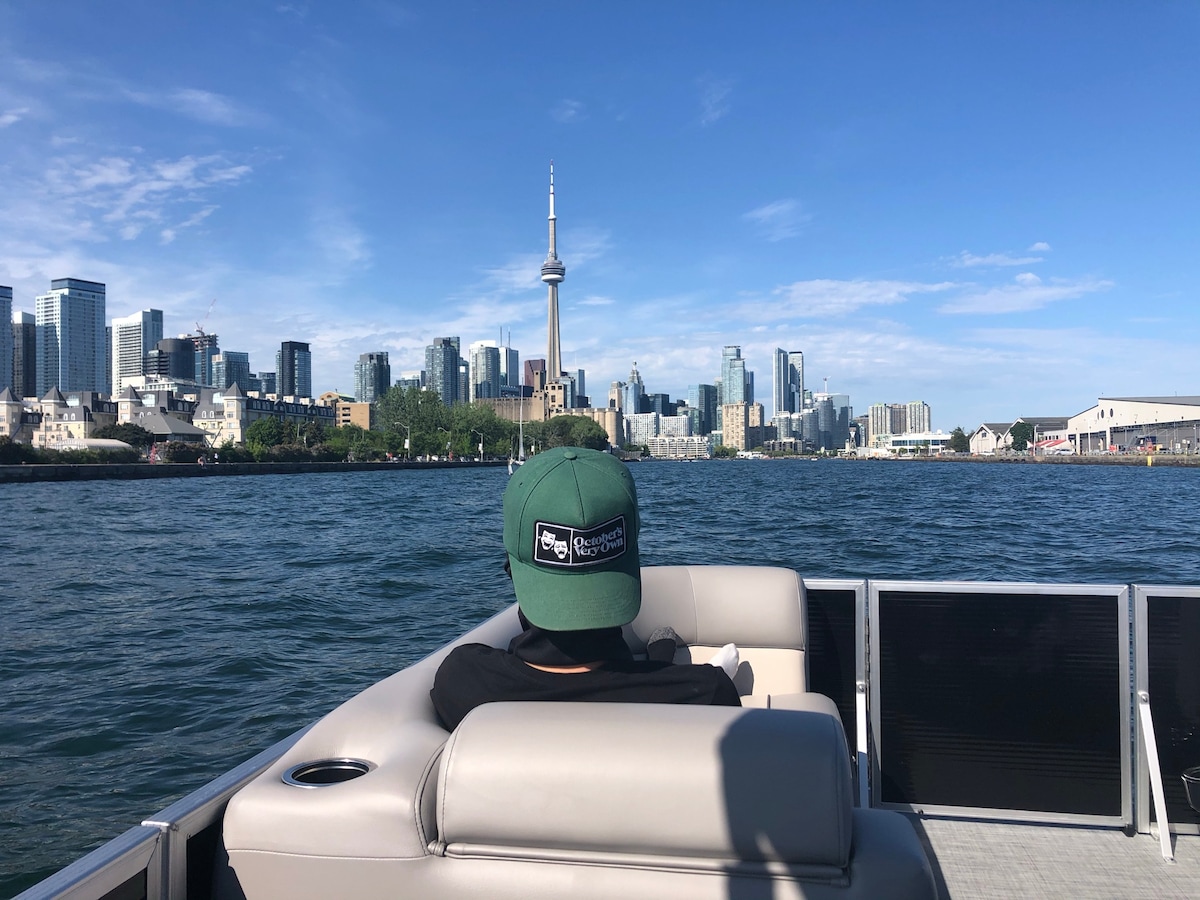 Hidden Toronto by boat with Mai