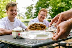 Backe einen traditionellen Apfelstrudel
