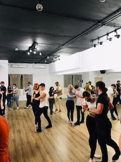 Aprende a bailar bachata y kizomba (ideal para parejas)