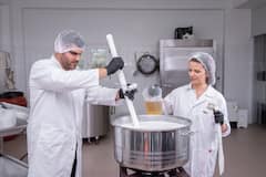 Explora una granja cretense con una fábrica de queso