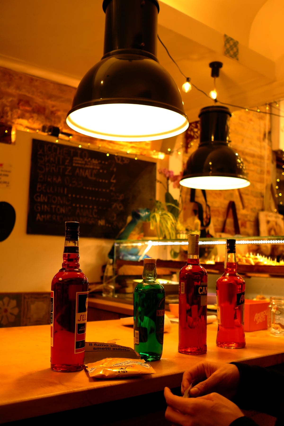 Probieren Sie einen Spritz in einer Cicchetteria