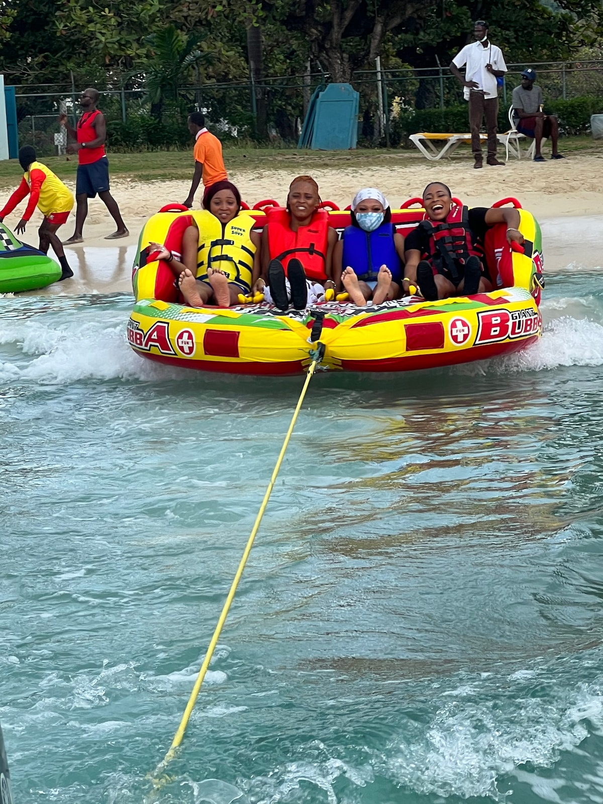 Tubing am Meer und Mineralienpool