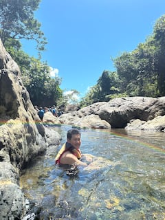 Explora un parque acuático escondido en la selva tropical