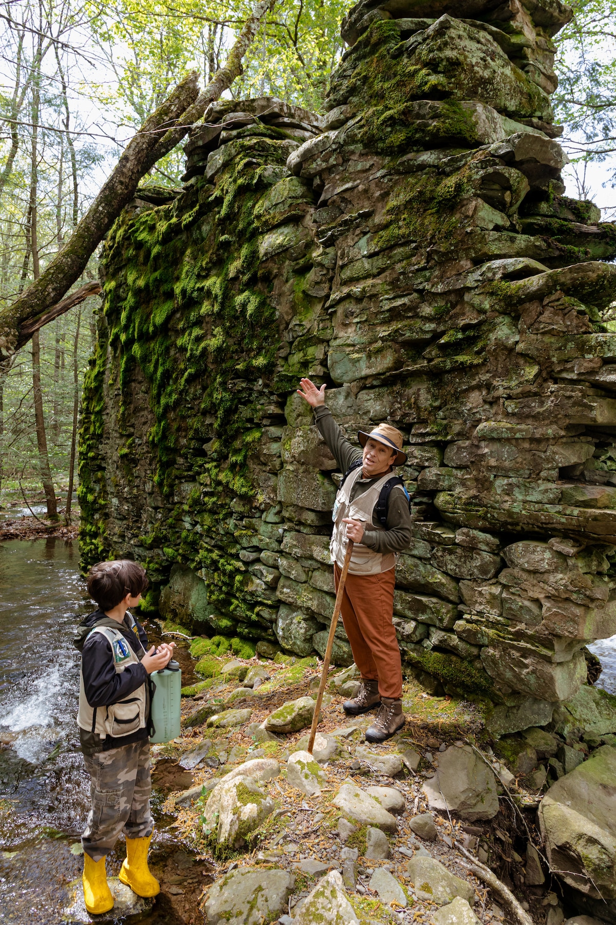 Wandere an den Wasserfällen: Höre die wahre Geschichte des Landes