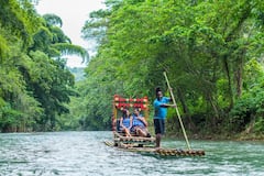 Rafting en balsa de bambú con masaje de pies de piedra caliza