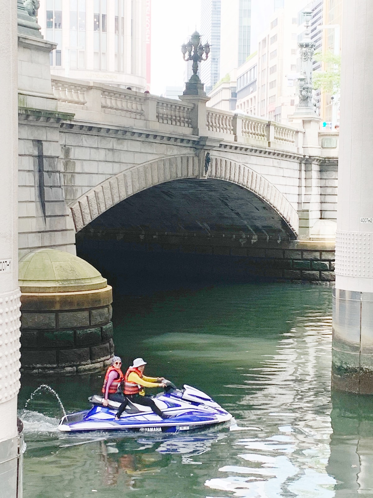 Jetski auf versteckten Kanälen der Bucht von Tokio mit Einheimischen