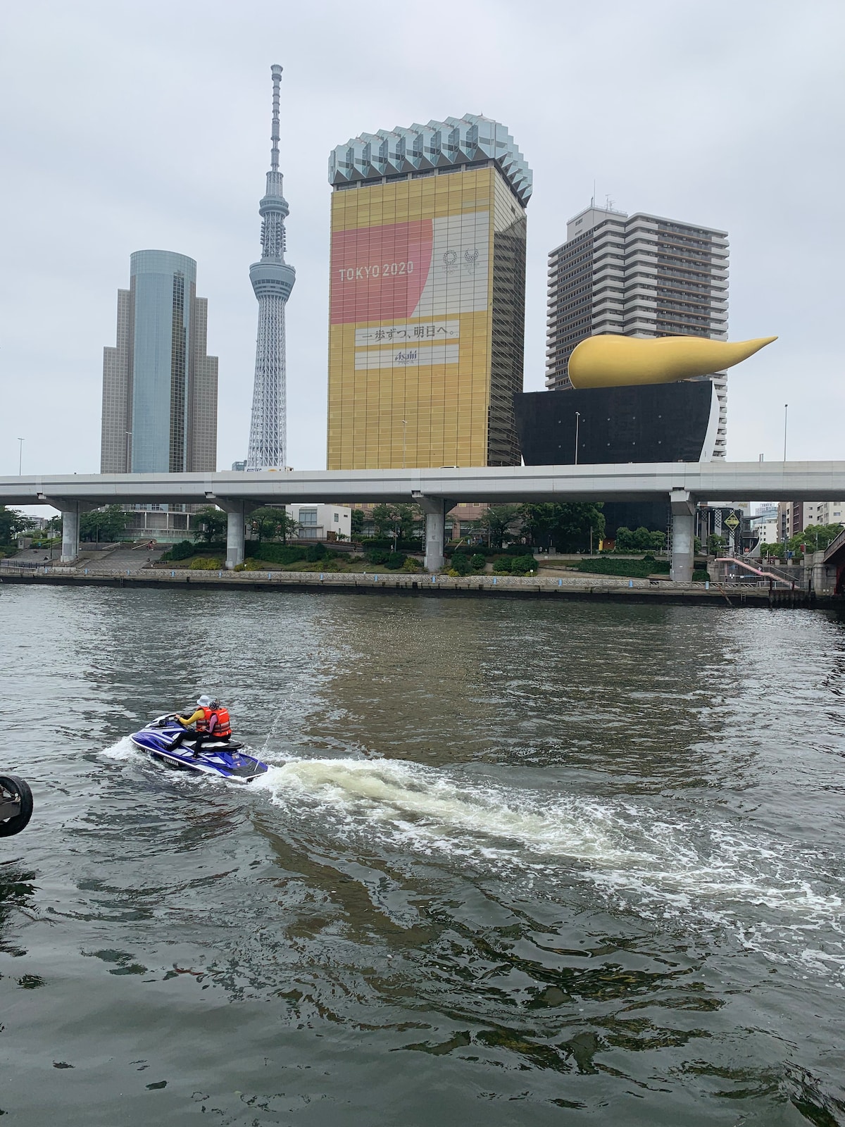 Jetski auf versteckten Kanälen der Bucht von Tokio mit Einheimischen