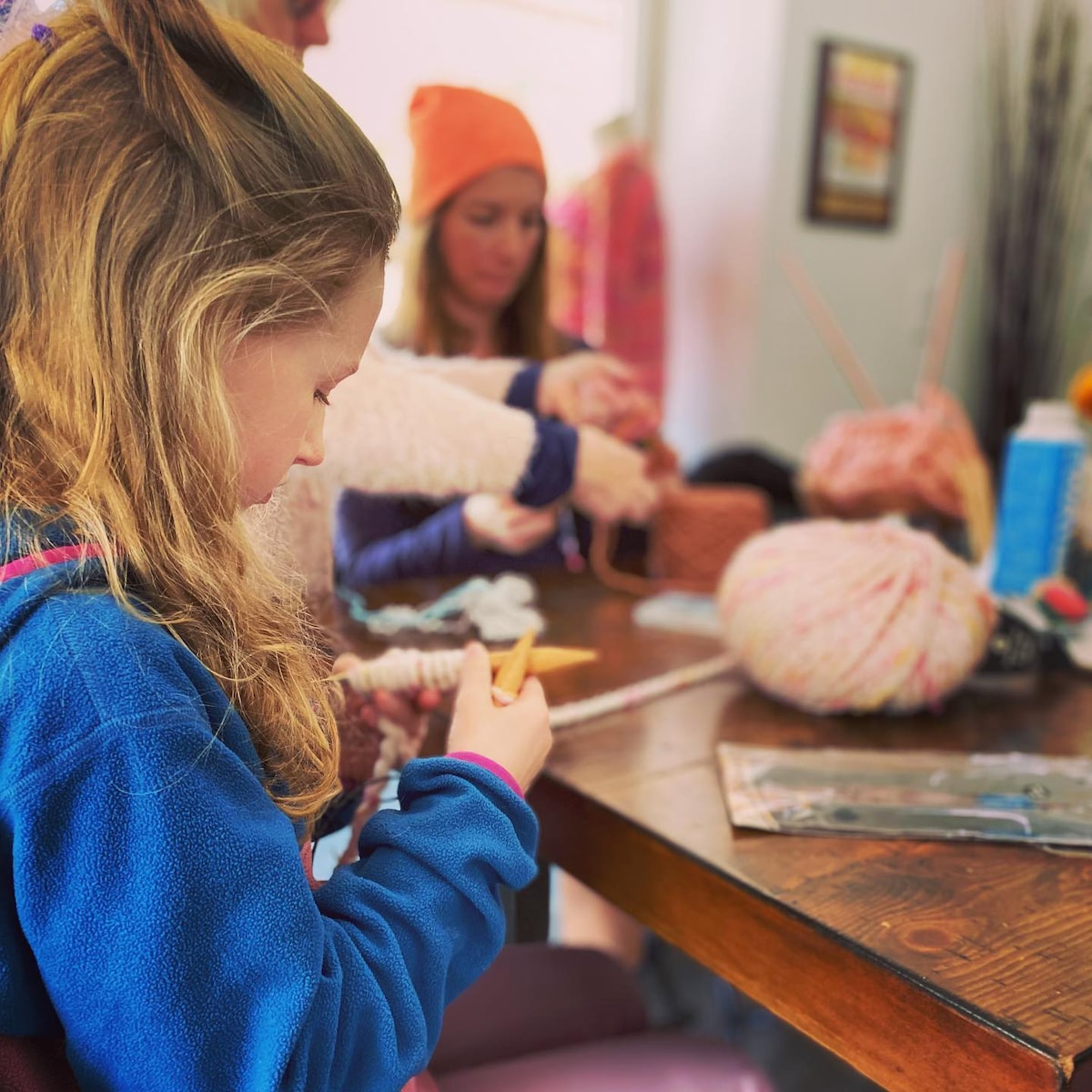 Knit a hat with friends in a single afternoon