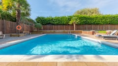 Barbacoa turca junto a la piscina con jacuzzi y música