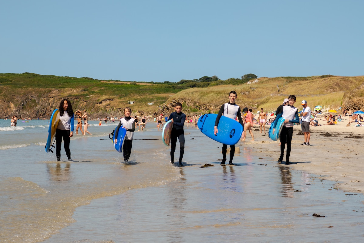 Surf the waves of Brest