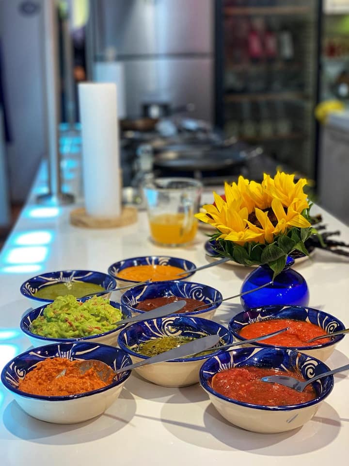 Elabora salsas mexicanas artesanales con una chef local